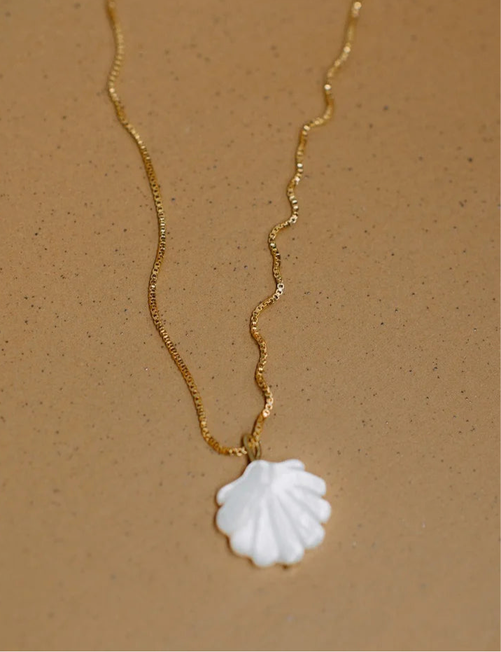 Maude Necklace - Salma Floral Shell