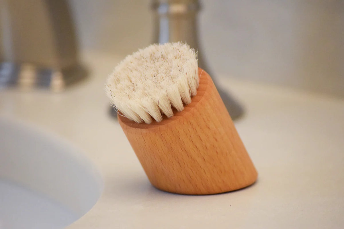 Face Brush Standing