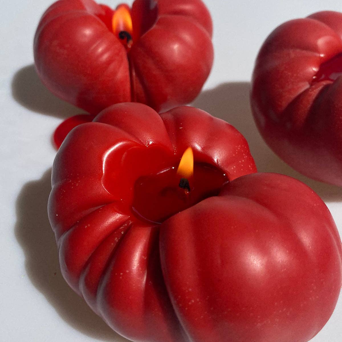 Heirloom Tomato Candle - Red: Red / Tomato Leaf / Single Tomato